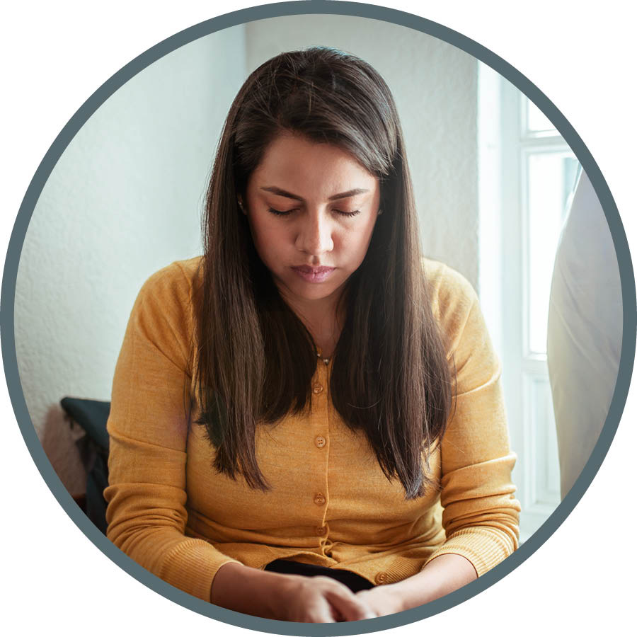 성서 연구생이 기도를 하는 모습