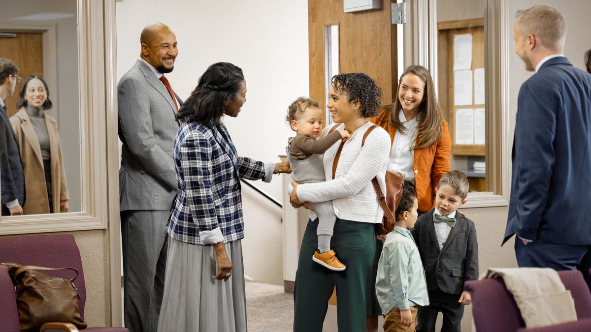 앞 삽화에 나왔던 여자가 집회에 참석합니다. 형제자매들이 따뜻하게 환영해 줍니다. 여자는 어린 아들을 안고 있고 다른 아들은 회중의 남자아이와 이야기를 합니다.