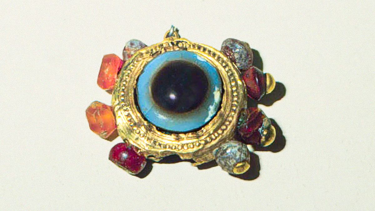 귀금속과 다양한 색깔의 보석으로 만든 장신구.