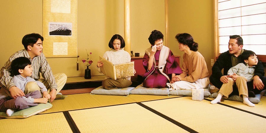 슬퍼하는 가족을 다른 사람들이 위로하는 모습