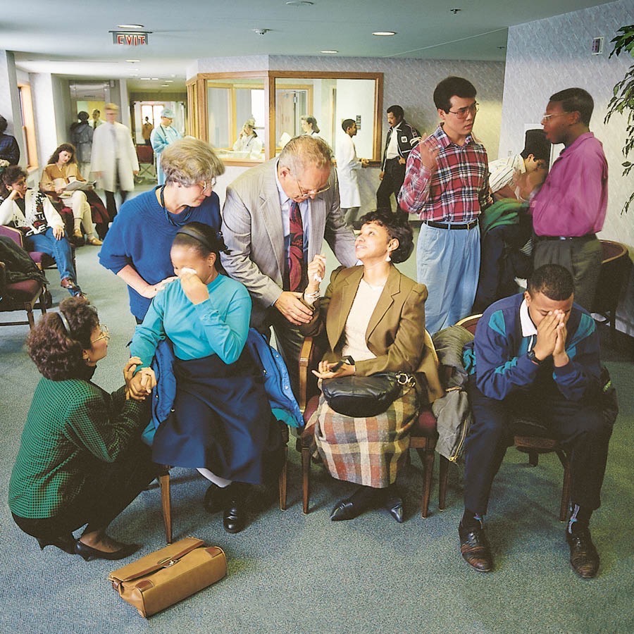 친구들이 병원에 찾아와 유가족을 위로하는 모습