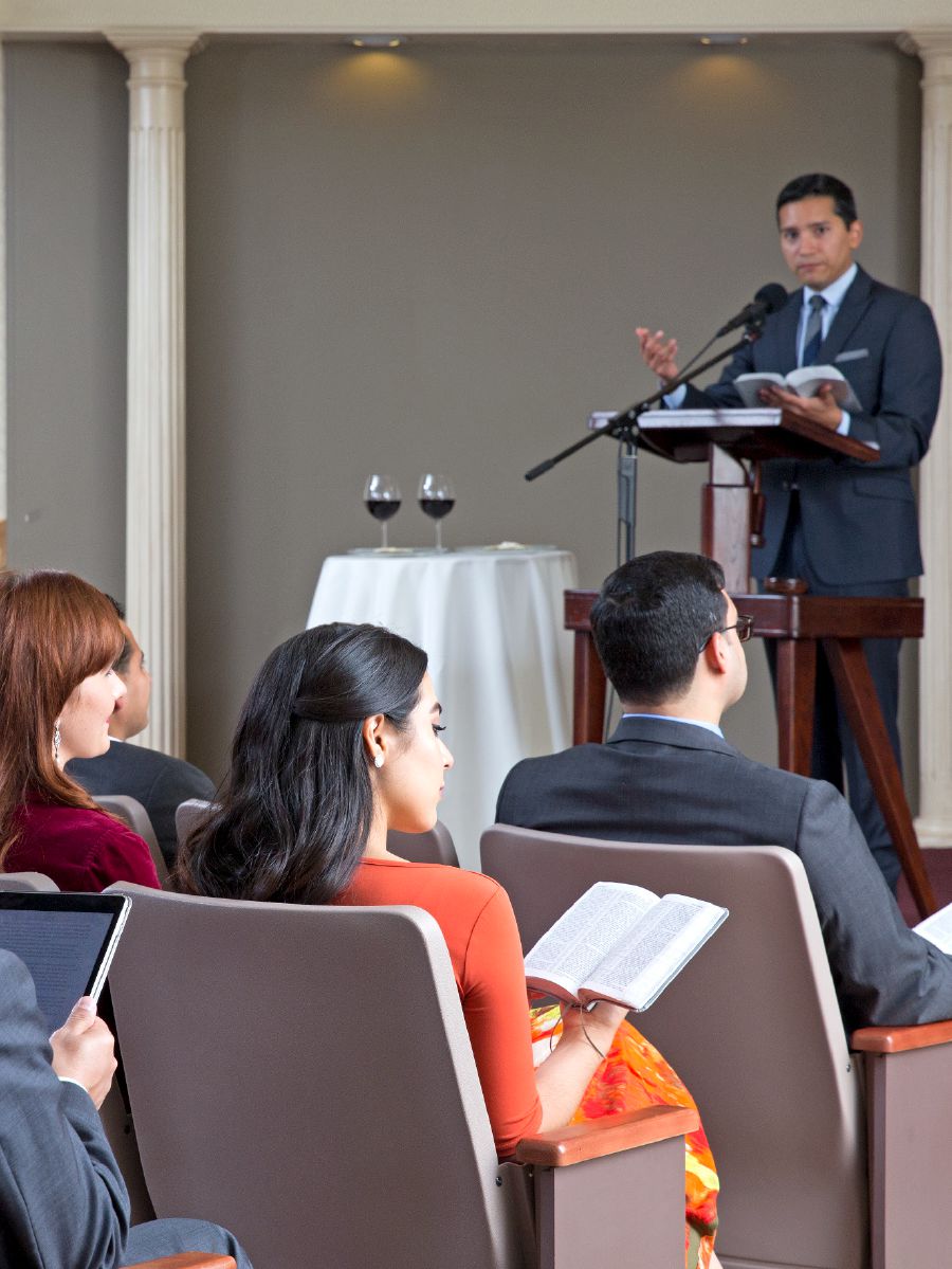 예수의 죽음의 기념식에서 연설을 듣는 모습