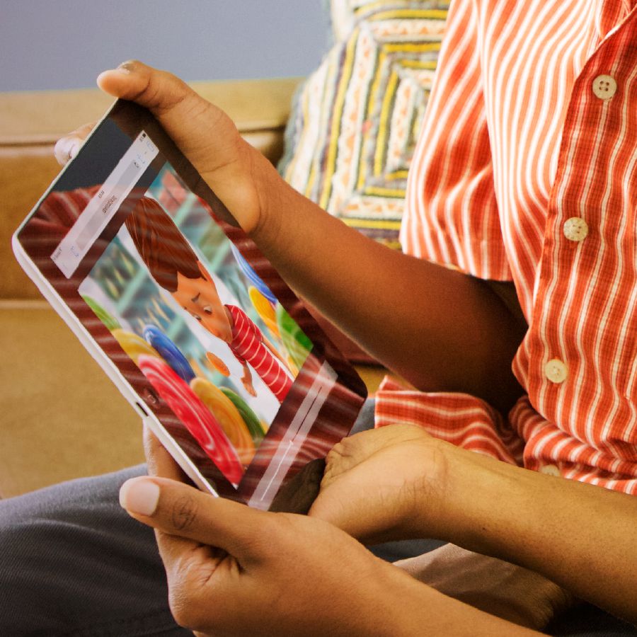 Mwanyike wamulume ubena kutamba vidyo wa ku­ba’mba Kwiba Kwatama pa jw.org