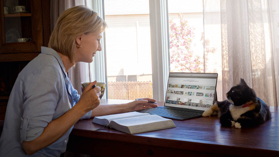 Geneviève cho “JW Library” soliŋndo kpeku o nyɛ ndɔ mapuuloo choo le pɛɛkɔŋ ipilayaa tosaa.