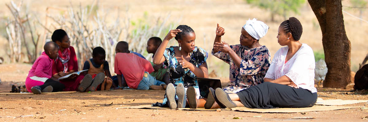 ㄱ. 여호와의 증인 두 사람이 코스타리카의 언덕 위 목초지에서 한 남자에게 전파하는 모습