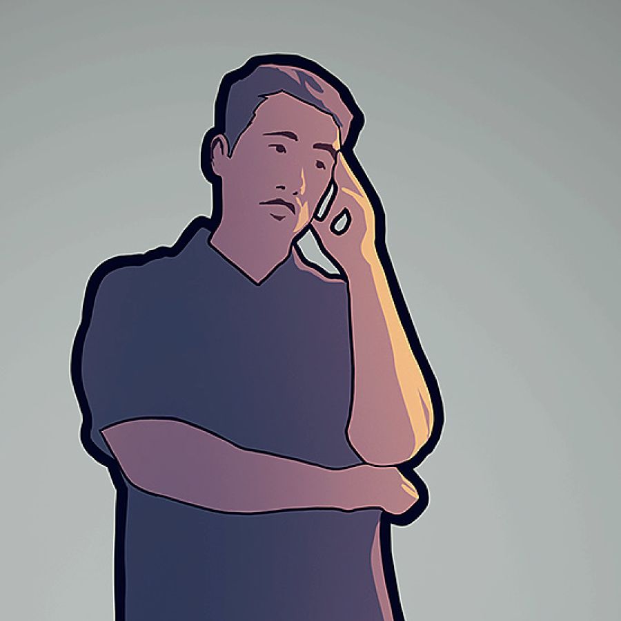 한 남자가 자신이 한 약속을 어길 때 겪을 수 있는 결과에 대해 생각하는 모습