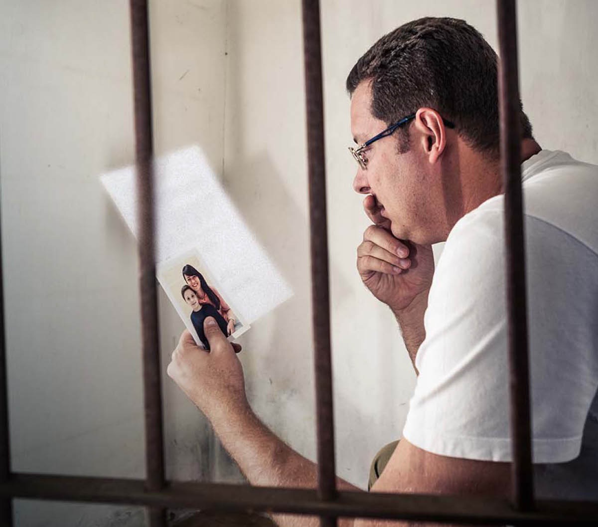 요셉이 이집트의 감옥에 갇힌 모습.