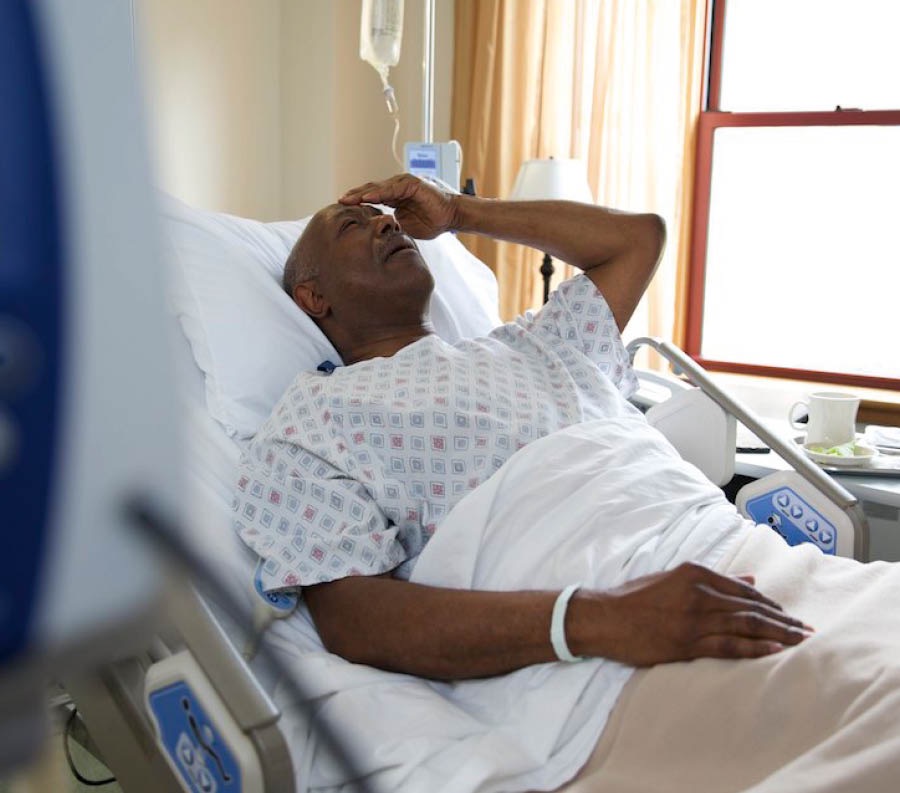 사진 모음: 1. 한 형제가 감옥에서 가족이 보낸 편지를 읽고 있는 모습. 2. 한 형제가 병원 침대에 누워 있는 모습.