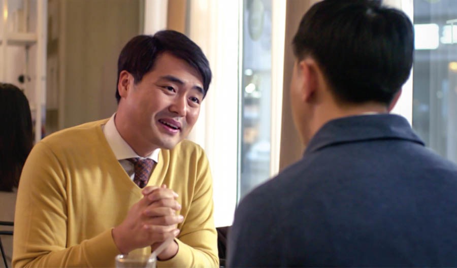 명진이가 장로인 외삼촌과 대화하는 모습.