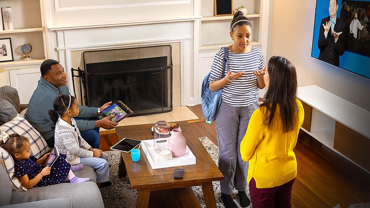 가족 숭배 중에 딸이 어머니를 상대로 답변하는 연습을 하는 모습