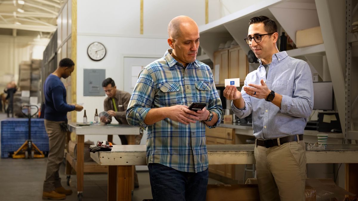 한 형제가 직장에서 쉬는 시간에 jw.org 소개 카드를 동료에게 전해 주는 모습