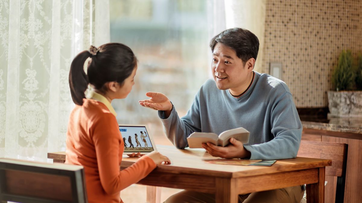 아버지가 성경을 사용해 딸이 올바른 생각을 갖도록 친절하게 도와주는 모습. 딸의 태블릿 PC 화면에는 인간 진화의 단계를 보여 주는 삽화가 있습니다.