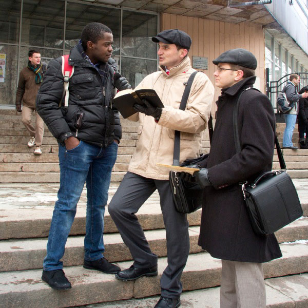 여호와의 증인들이 공개 봉사에서 누군가에게 말하는 장면