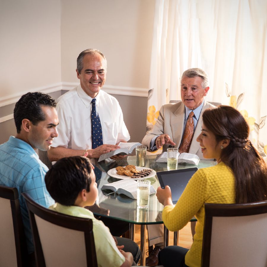 Zwei Älteste machen bei einer Familie einen Hirtenbesuch.