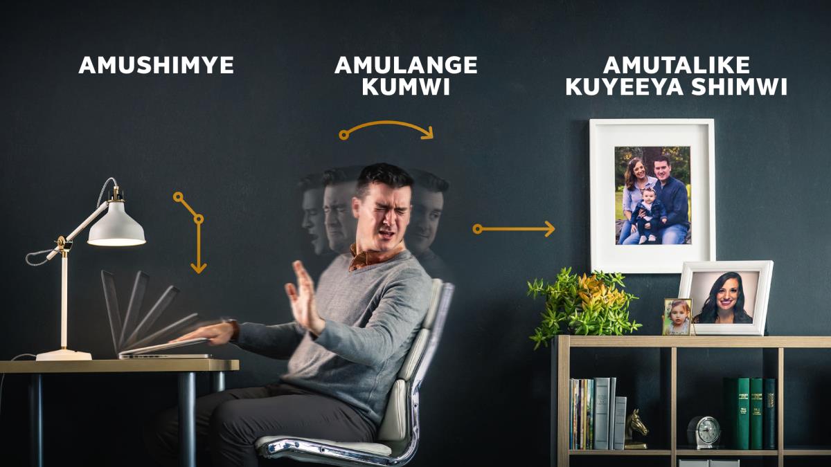 Mukwesu washimya kompyuta yakwe, akulanga kumwi, akutalika kulanga pikica pali mukaakwe amwanaakwe