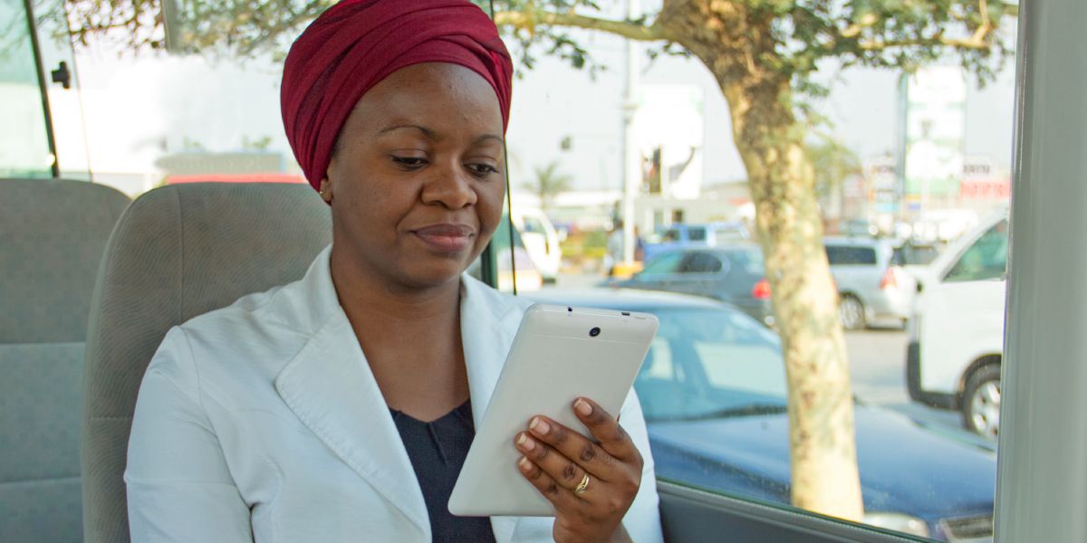 Omukazi ng’atunula ku kakompyuta ke