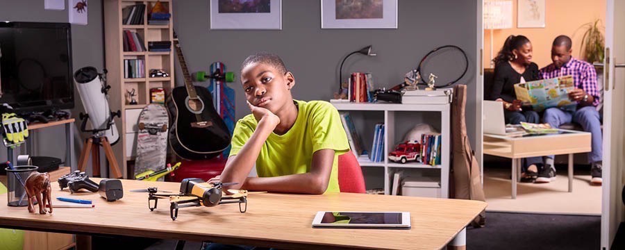 Omulenzi ng’ali mu kisenge ekijjudde ebintu naye nga si musanyufu