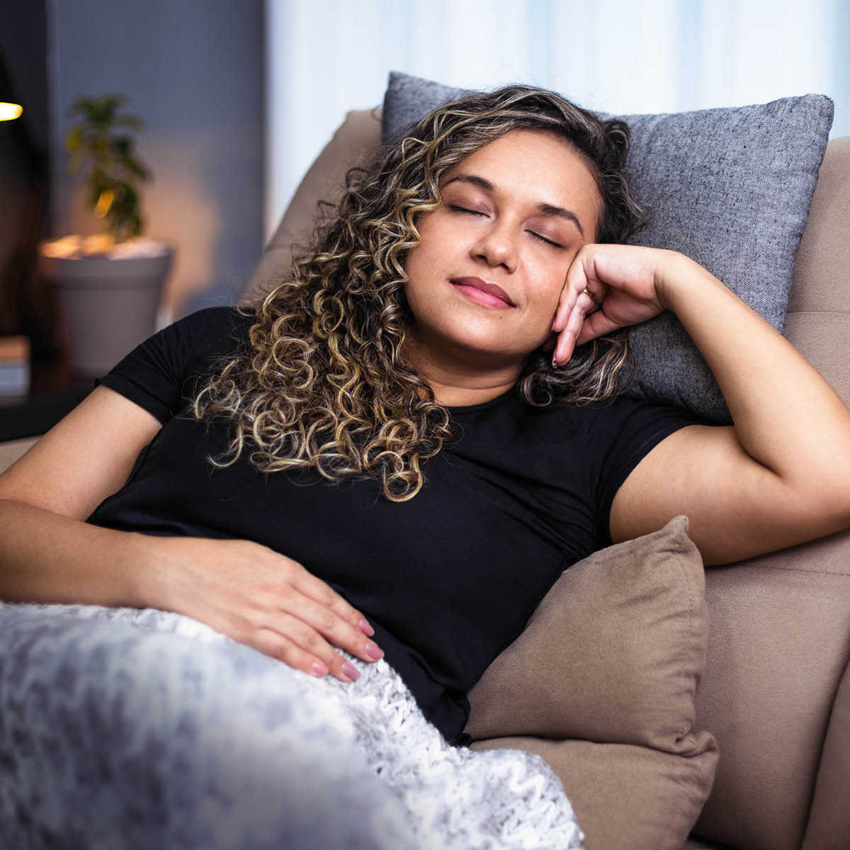 Omukazi nga yeebaseemu.