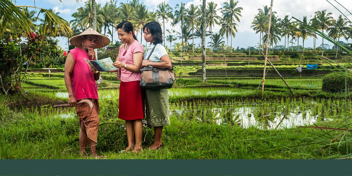 Babuulira nga bakozesa brocuwa Wuliriza Katonda mu Indonesia
