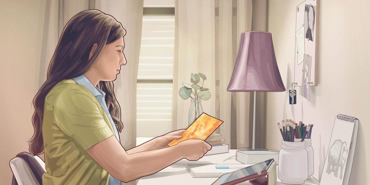 Ekifaananyi ekiggiddwa mu vidiyo “Tulina ‘Okudduka n’Obugumiikiriza’​—Lya Emmere Erimu Ekiriisa.” Rebekah ng’akozesa brocuwa “The Origin of Life—Five Questions Worth Asking” okunoonyereza.