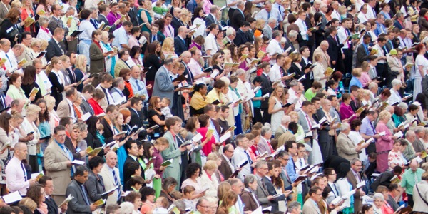 Abajulirwa ba Yakuwa nga bali ku lukuŋŋaana olunene