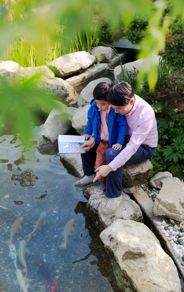 Omuzadde ayigiriza omwana we ng’akozesa ebitonde