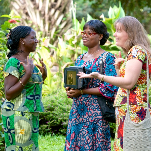 Anne-Rakel ng’abuulira mu lulimi lwa bakiggala mu Togo
