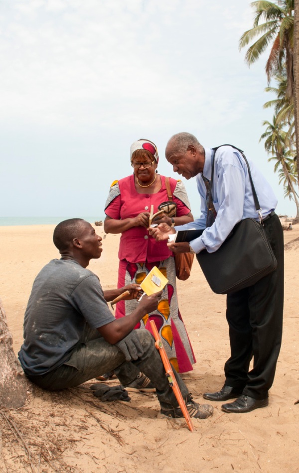 Albert-Fayette ne Aurele nga batandika okuyigiriza omuntu Bayibuli mu Benin