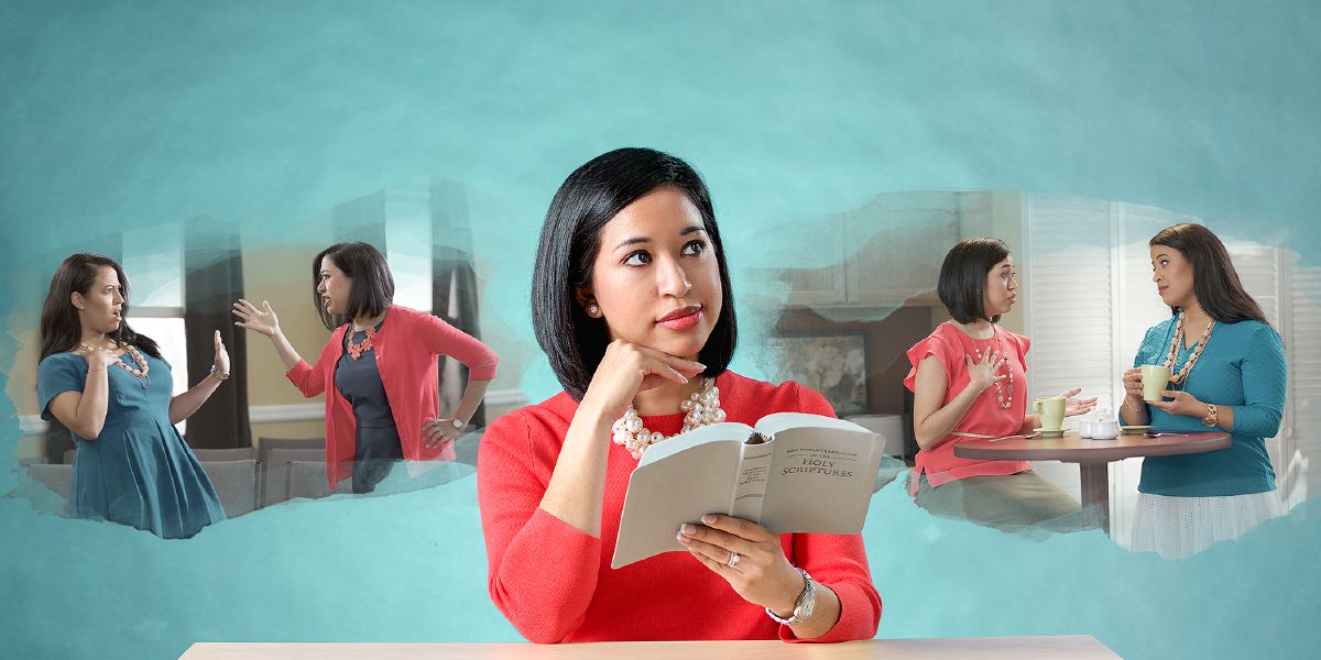 Omukyala Omukristaayo ng’asoma Bayibuli nga bw’afumiitiriza ku ngeri gy’anaayogeramu ne mukkiriza munne