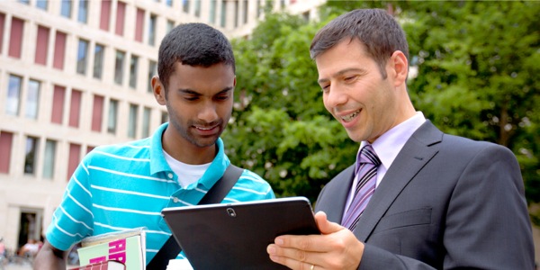 Omujulirwa wa Yakuwa ayitibwa Brian alaga Eric omukutu jw.org