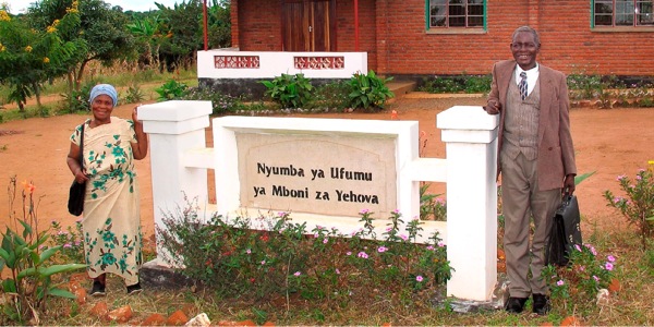 Trophim ne Lidasi Nsomba mu maaso g’Ekizimbe ky’Obwakabaka