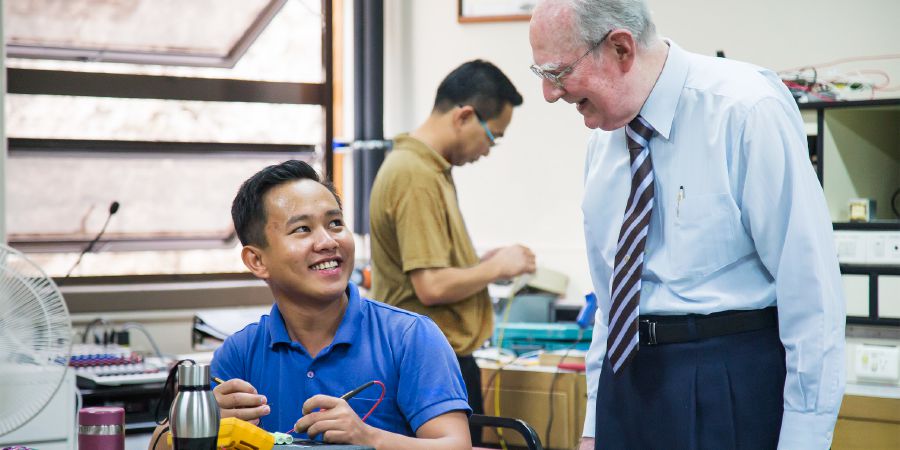 Denton Hopkinson ng’ayogerako n’omuvubuka omu aweereza ku Beseri y’omu Philippines