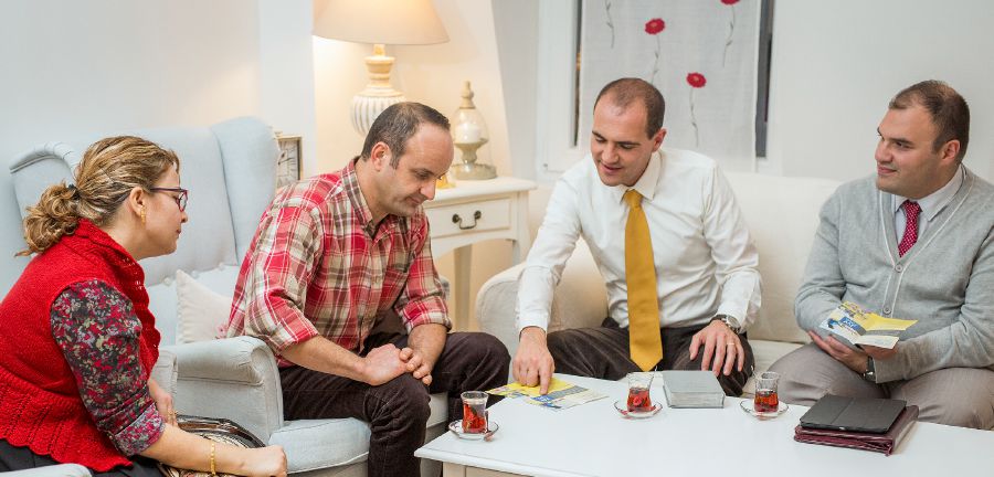 Jean-David ng’abuulira abantu mu maka gaabwe