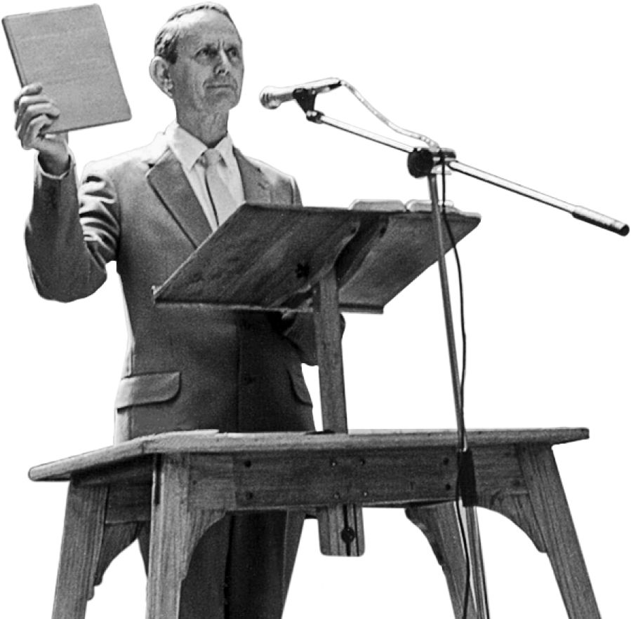 Arthur Matthews ng’afulumya “Ekitabo kyange eky’Engero za Bayibuli” mu Lugeyiriiki mu 1983