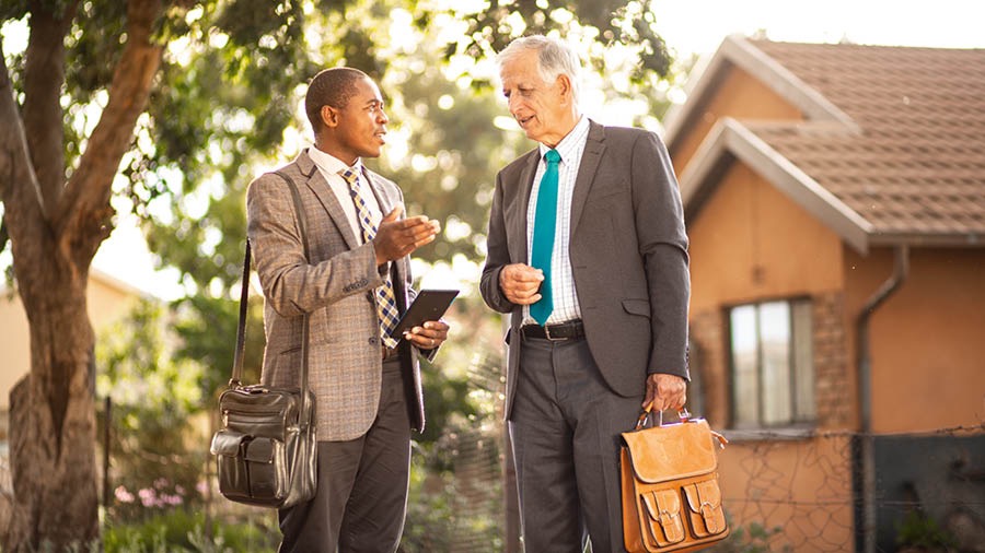 Ow’oluganda omukulu ng’akkiriza okuwabulwa okumuweebwa ow’oluganda omuto