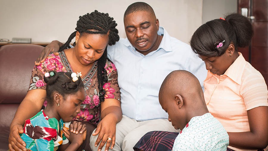 Taata ng’asabira wamu n’ab’omu maka ge