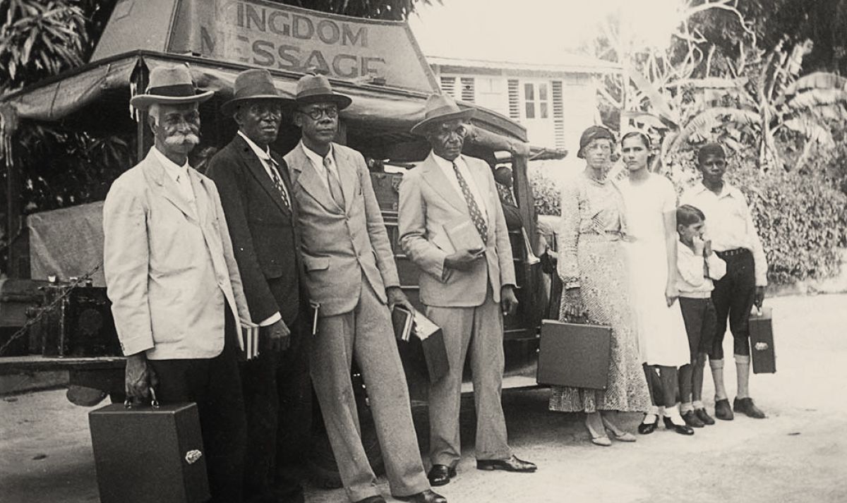 Ab’oluganda b’omu Tunapuna abaali bakozesa emmotoka ey’ekizindaalo