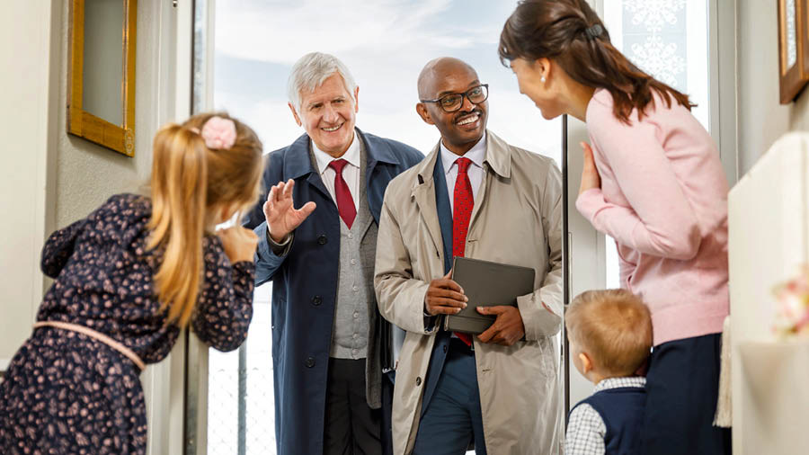 Maama n’abaana be nga baaniriza abakadde abazze awaka waabwe.