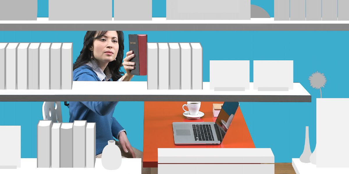 Omukazi aggya Bayibuli mu tterekero ly’ebitabo