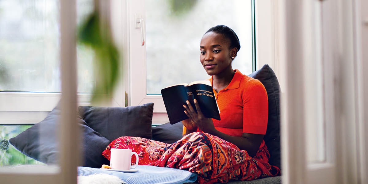 Omuwala asoma Bayibuli