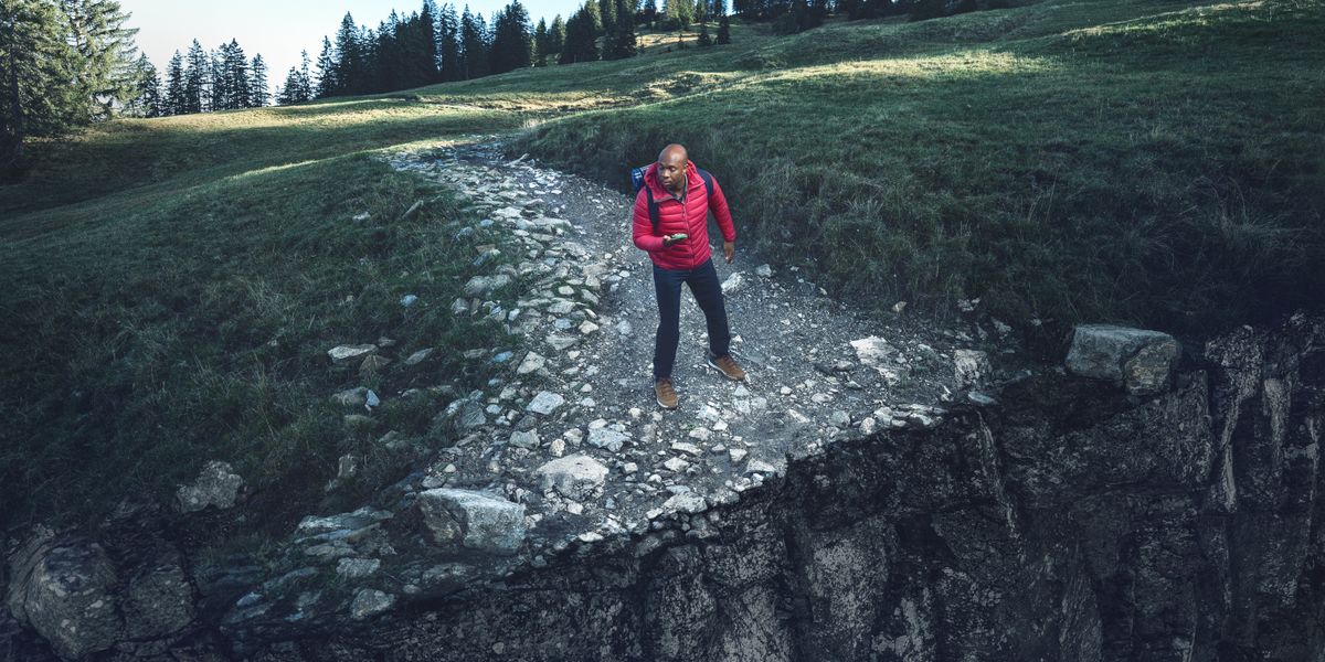 Omuvubuka eyalagiddwa mu kitundu ekivuddeko akozesa kampasi nga bw’atambula. Atuuse ku ntikko y’olusozi.