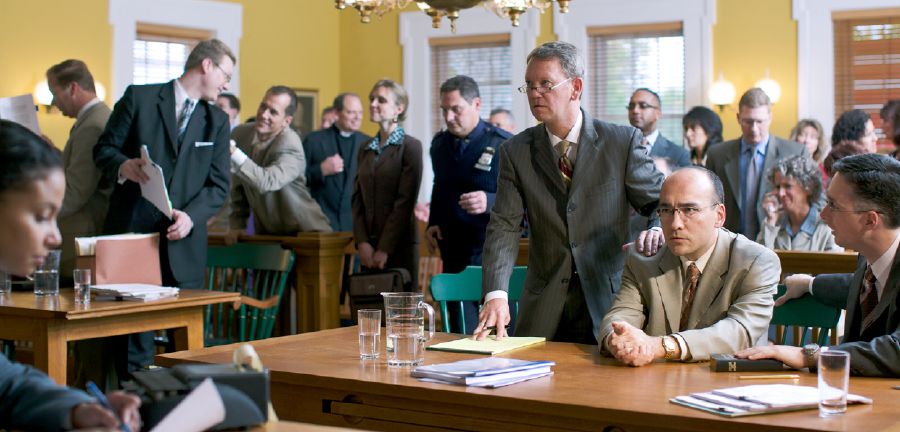 Dans un tribunal, un verdict vient d’être rendu en défaveur d’un frère. D’un côté, des non-Témoins, tout sourire, félicitent les avocats qui ont plaidé contre le frère. D’un autre, le frère, ses avocats et plusieurs Témoins ont l’air grave.