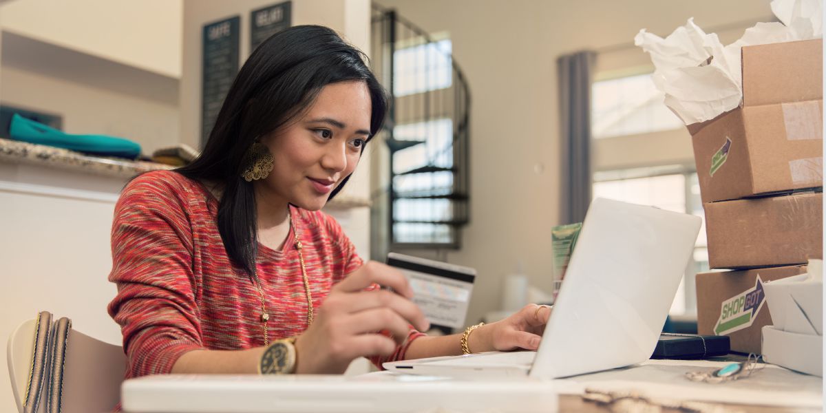 Elenge mwasi oyo azali kosomba biloko na nzela ya Internet