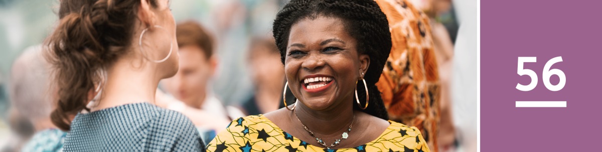 Liteya 56. Ndeko mwasi ya mondɛlɛ ná ya moindo bazali kopesana mbote na esengo.