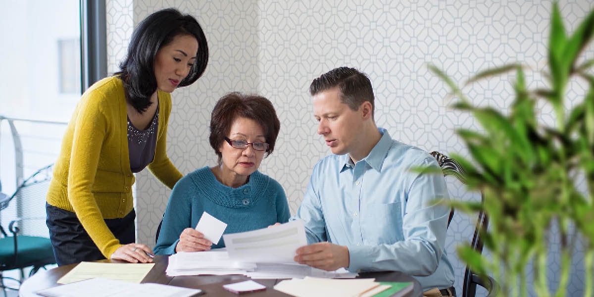 Mwasi moko ná mobali na ye bazali kosolola makambo etali lisalisi ya monganga elongo na moto ya libota oyo azali na maladi oyo akobika na yango te