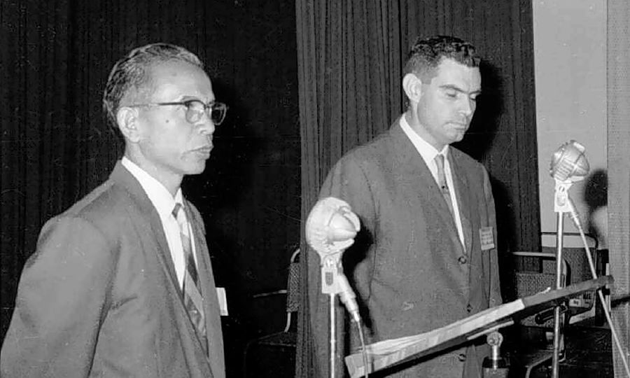 Ronald Jacka ná ndeko oyo azali kobongola diskur na liyangani ya 1963 “Nsango malamu ya seko”