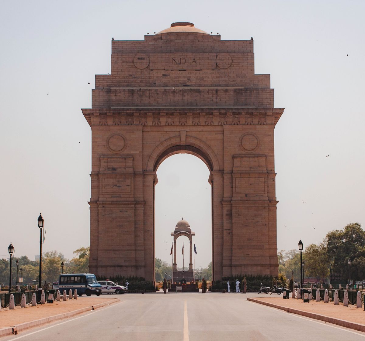 Tshimenga tshia New Delhi mu Inde, ku ntuadijilu ku dikandika bantu bua kupatuka ku mabu bua korona, muikale mumoneke bimpe padi dinyanguka dia kapepe dikepele.