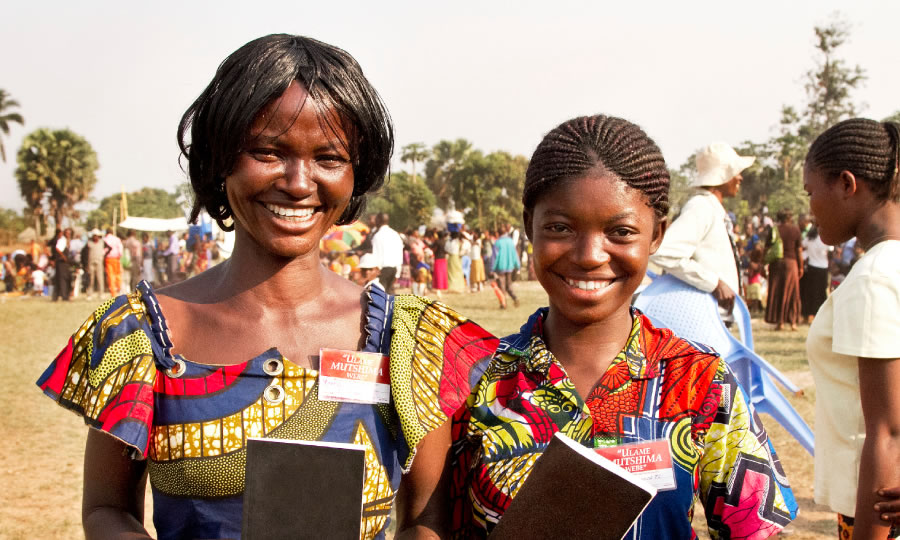 Bana betu ba bakaji babidi mu mpungilu wa Bantemu ba Yehowa mu République démocratique du Congo