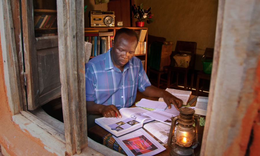 Muanetu wa balume wenza makebulula ne mikanda ya Bantemu ba Yehowa