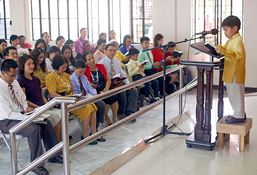 Muana mumanyishi wa lumu luimpe ubala Bible mu Kalasa ka mudimu wa Nzambi